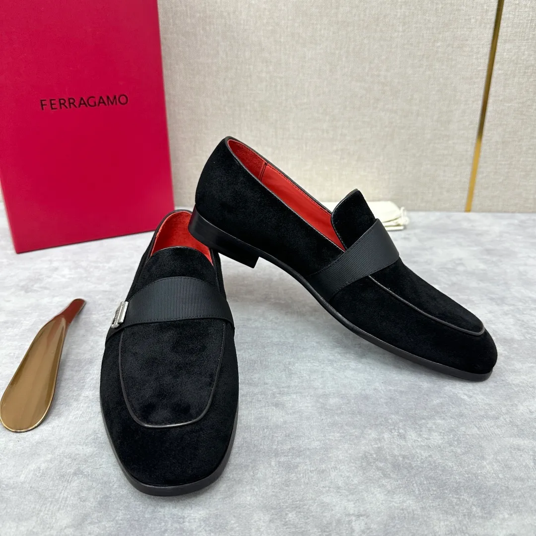 [Ferragamo] Top P: 960💰 Number of yards: 39~44 (38.45.46. Custom-made, non-refundable) Ferragamo** counters synchronize new models of men's loafers that can be worn casually or formally. The classic shape embodies the fashionable charm of formal wear, and the newly designed proportions are more modern. These loafers are made of imported open-edge beaded cowhide/fine calfskin/cow suede material. The upper is decorated with webbing, and the side is privately molded with silver Gancini buckles. The double stitching details add to the fashionable charm. Adopting a special "Original" structure and going through multiple processes, the soles are almost entirely handmade. Unique processing technology demonstrates exquisite craftsmanship. The original privately modeled genuine leather outsole is paired with a personalized rubber backing. It is comfortable, non-slip and wear-resistant. It can be worn as a slip-on. Exquisite hand-stitching. The workmanship is as fine as that of a store. The original color calfskin lining is sweat-absorbent, anti-odor, comfortable and breathable. The heel is also decorated with a rubber patch to perfectly improve the grip performance.